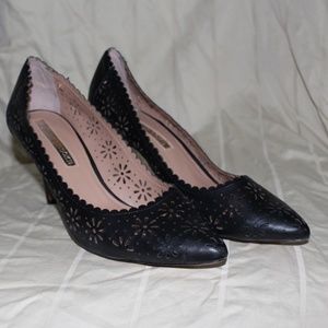Audrey Brooke Vera Pump - Black -Size 10M- Floral Cutout